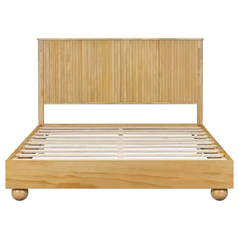 Lit en bois de style ferme avec tête de lit cannelée