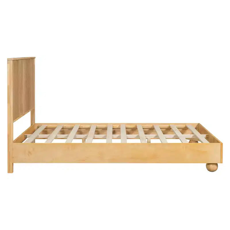 Lit en bois de style ferme avec tête de lit cannelée