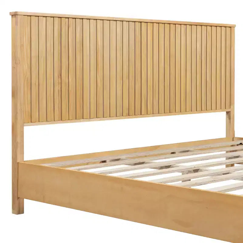 Lit en bois de style ferme avec tête de lit cannelée