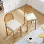 Tabouret de comptoir bohème en rotin avec dossier incurvé et assise coussinée