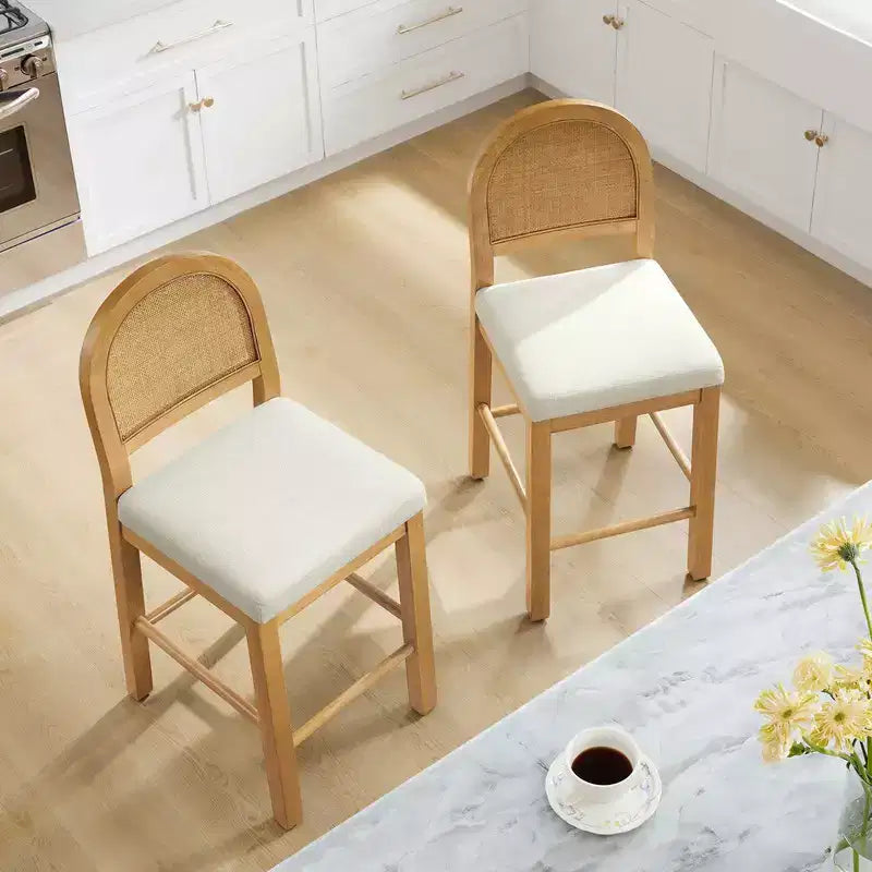 Tabouret de comptoir bohème en rotin avec dossier incurvé et assise coussinée