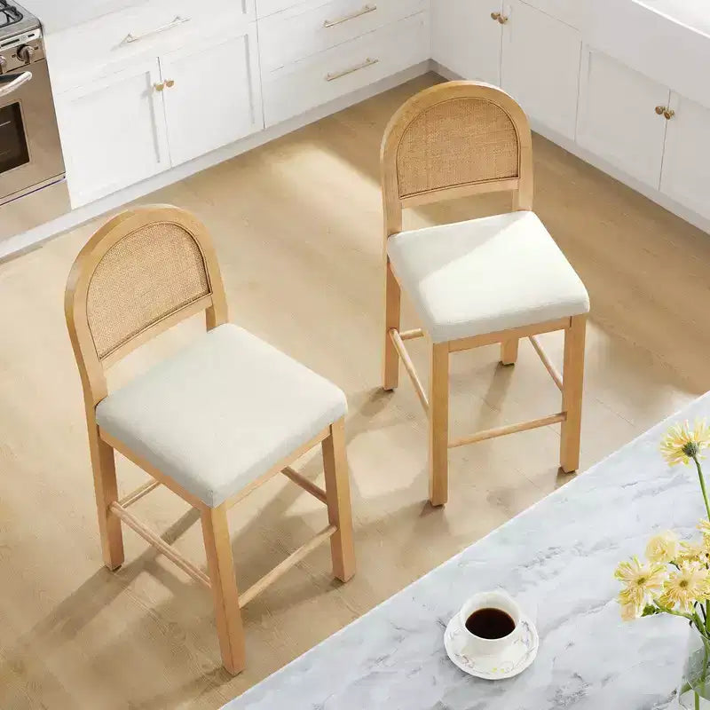 Tabouret de comptoir bohème en rotin avec dossier incurvé et assise coussinée